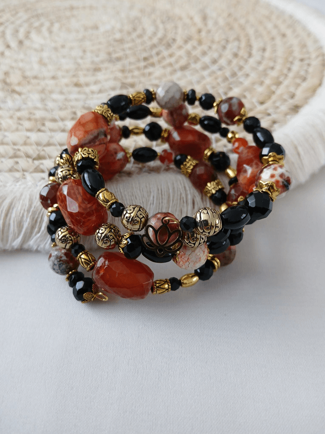 Dames wikkelarmband Vuuragaat &amp; Onyx – met goudkleurige RVS accenten en Lotusbloem bedel (1.255)
