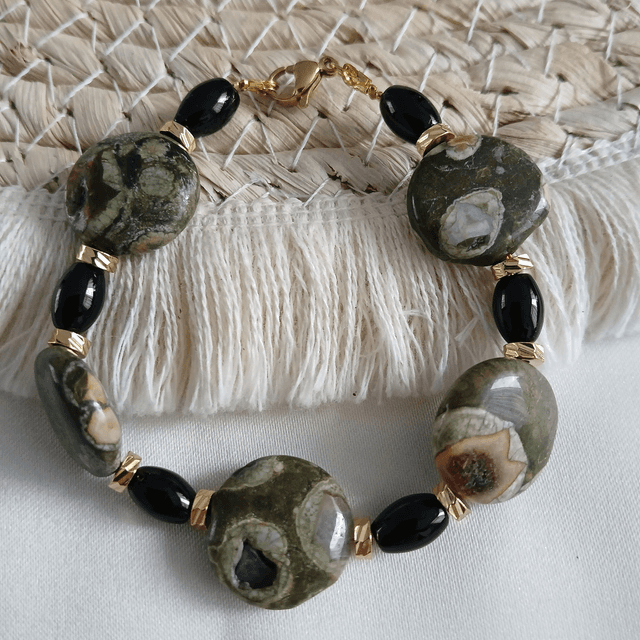 Dames armband Rhyoliet &amp; Onyx – goudkleurige RVS sluiting (1.308)